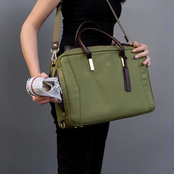La Mansio olive green shoulder bag/backpack/versatile NWT - Picture 14 of 16